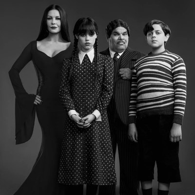 Дженна Ортега выпускает пираний в бассейн с учениками в трейлере сериала &laquo;Уэнсдей&raquo;