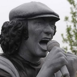 Статую Брайана Джонсона установили в Бельгии