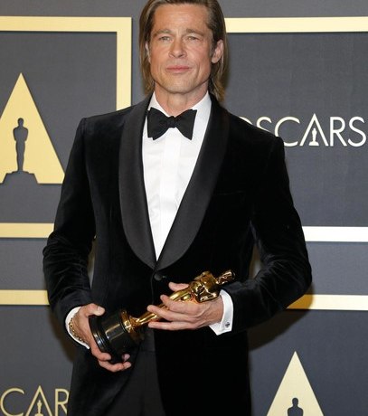 Залез в гардероб Джоли? Брэд Питт одолжил юбку для спорного выхода на ковровую дорожку