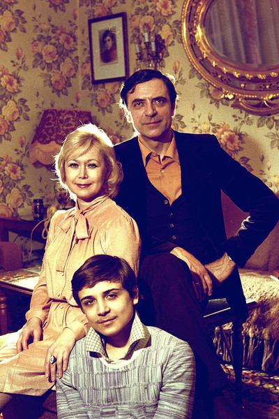 Саша не чувствовал себя брошенным ребенком, хотя родители много работали