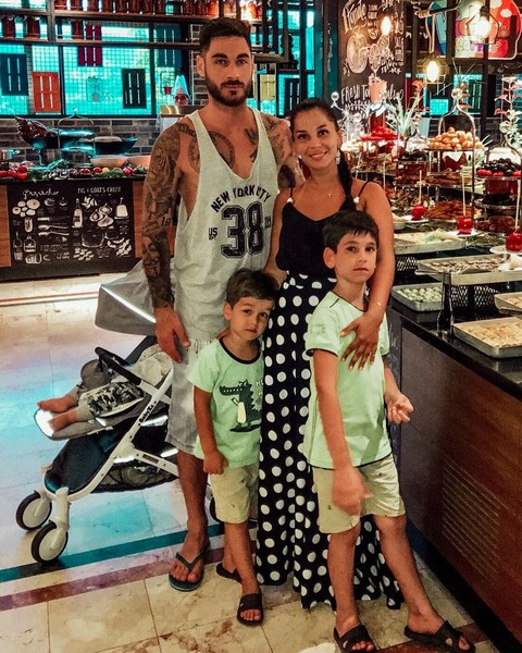 Супругам предстоит разделить и опеку над тремя детьми