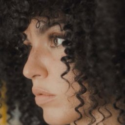 Юлия Зиверт раздает автографы в трейлере &laquo;Zivert Do For Love&raquo;