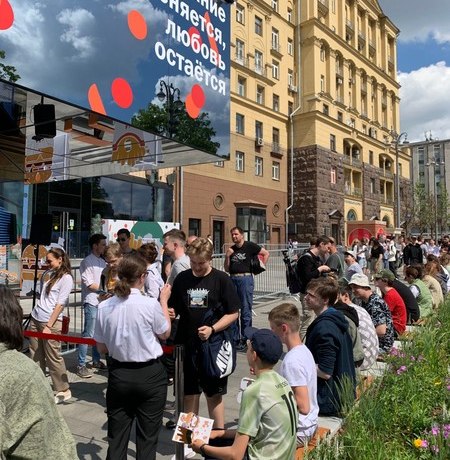 «Вкусно и точка!»: что творится внутри обновленного McDonald’s в Москве «Вкусно и точка!»: что творится внутри обновленного McDonald’s в Москве