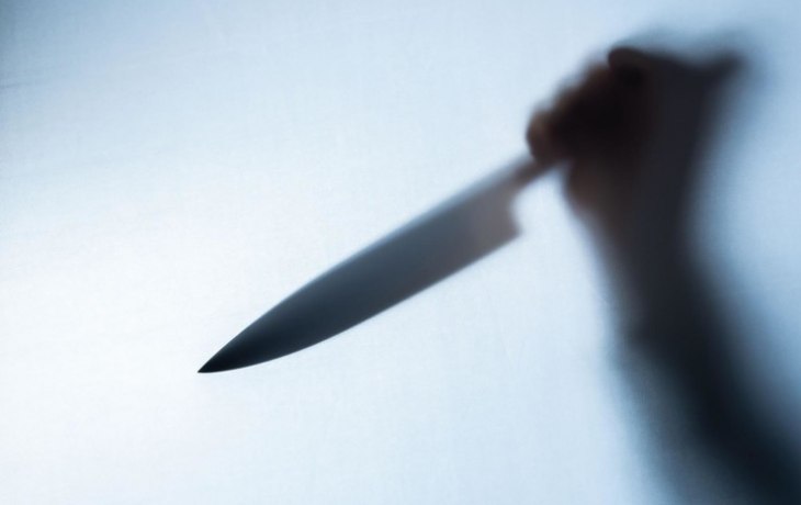 Окровавленного ребенка нашли ночью посреди Омска. Его дедушка убил жену и пытался покончить с собой