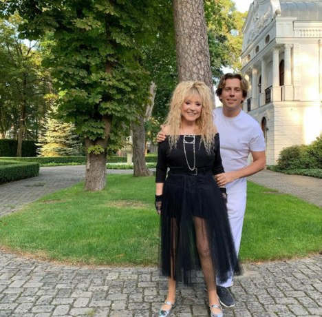 Аллу Пугачеву и Максима Галкина с детьми застали на прогулке в Израиле &mdash; фото