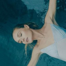Рецензия: Полина Гагарина - &laquo;Вода&raquo;. Мокрая девочка танцует